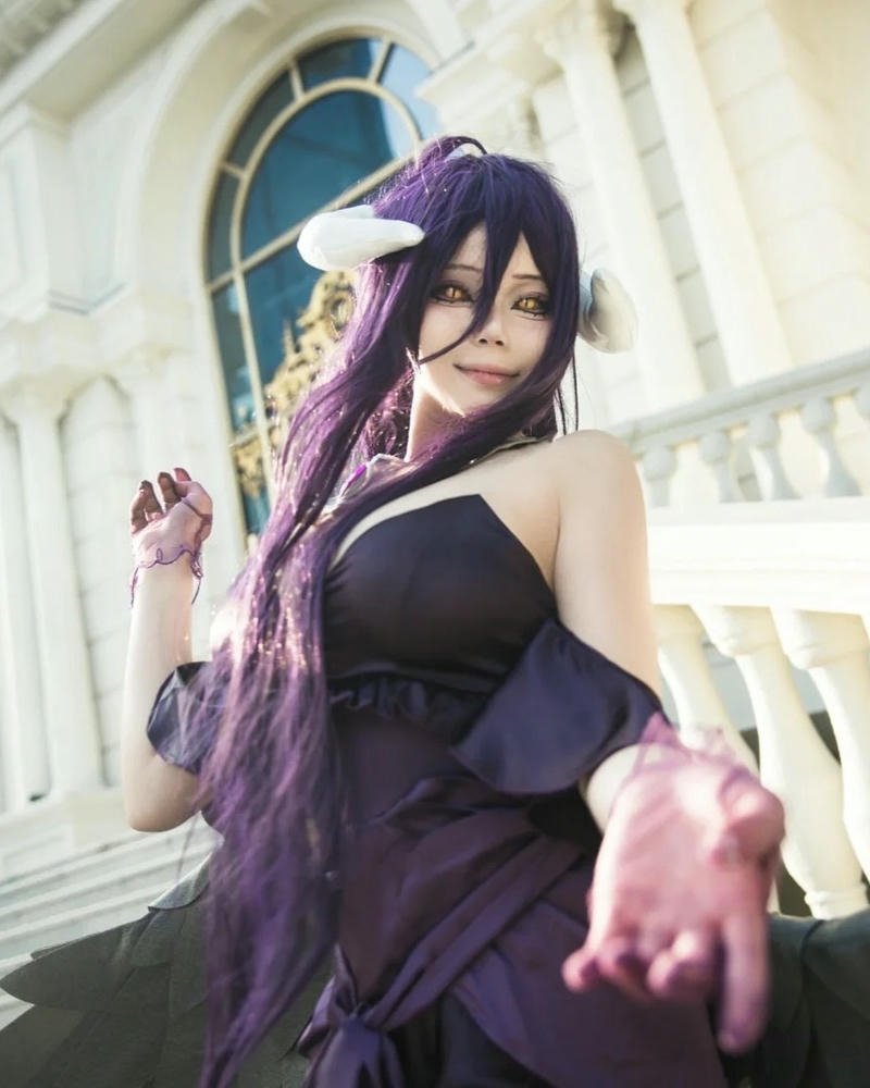 Albedo Overlord váy đen đứng góc nghiêng nhìn xuống