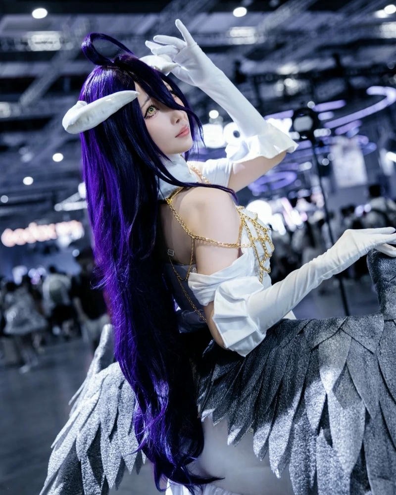 Albedo Overlord váy trắng đứng ở sự kiện đông người