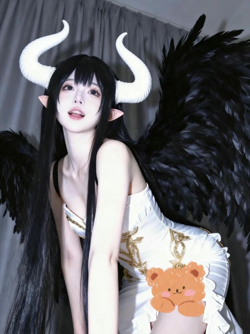 Albedo cosplay cận mặt cầm chiếc quạt nhỏ trên tay