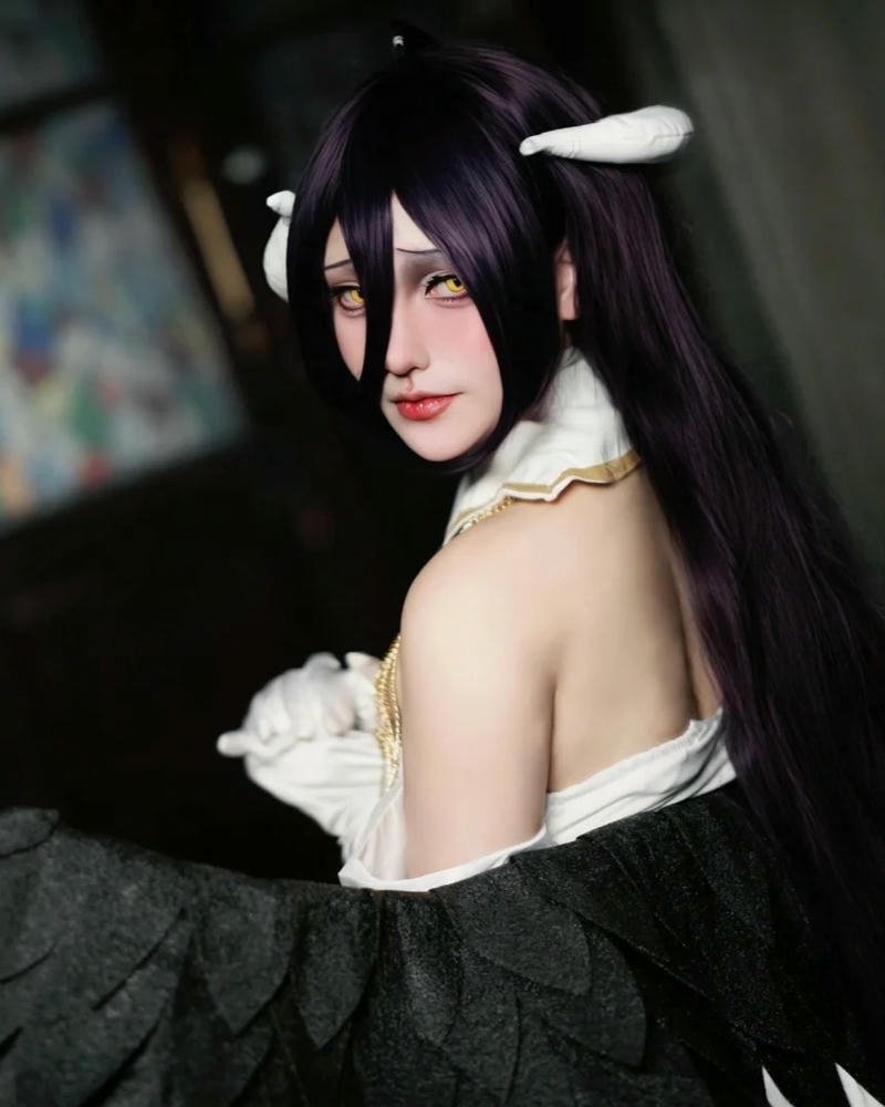 Albedo cosplay cận mặt nhìn thẳng ống kính sắc sảo