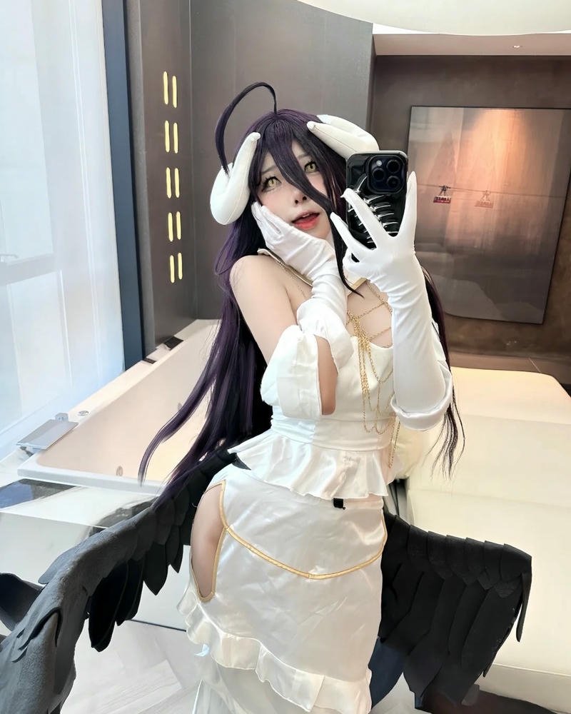 Albedo cosplay cận mặt tóc đen sừng trắng đẹp