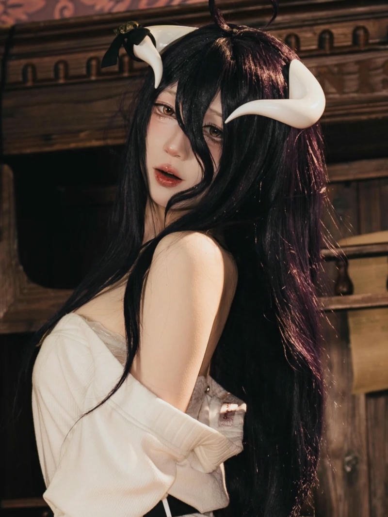 Albedo cosplay đứng cạnh tượng Ainz Ooal Gown lớn