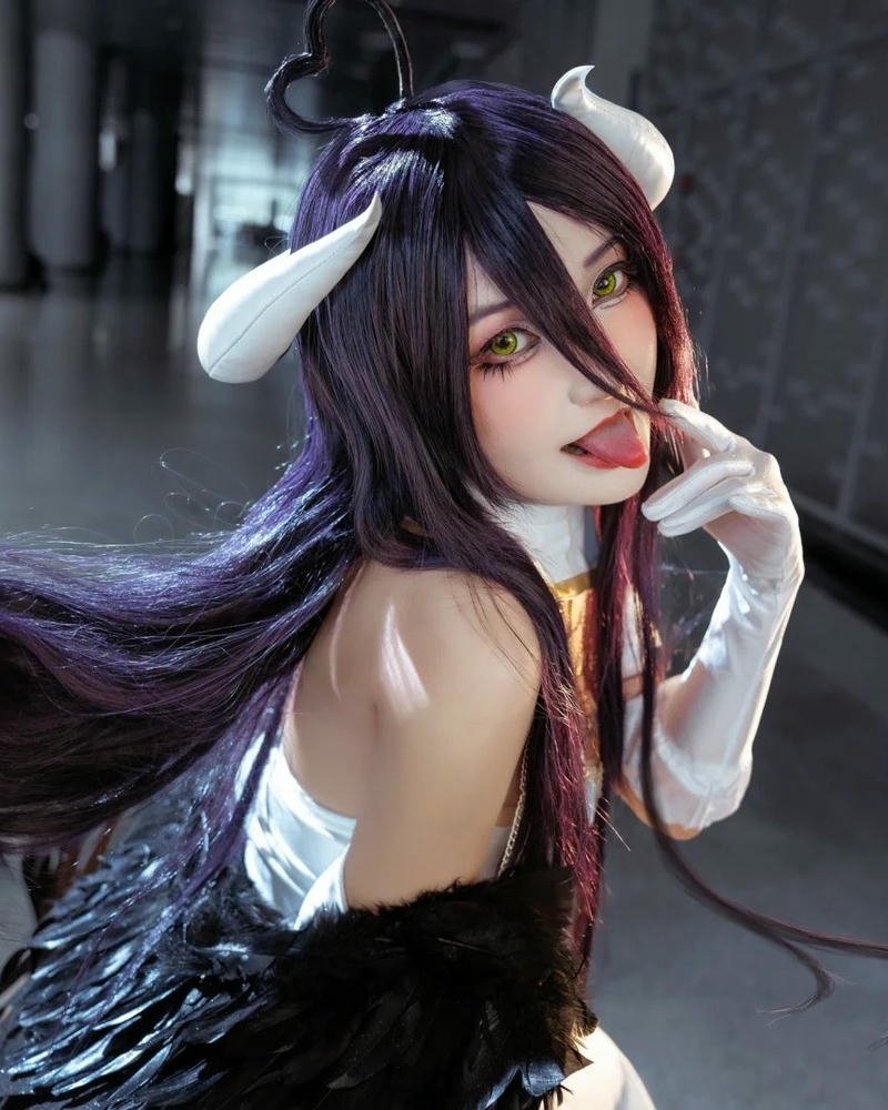 Albedo cosplay đứng nhìn nghiêng với biểu cảm lạnh lùng