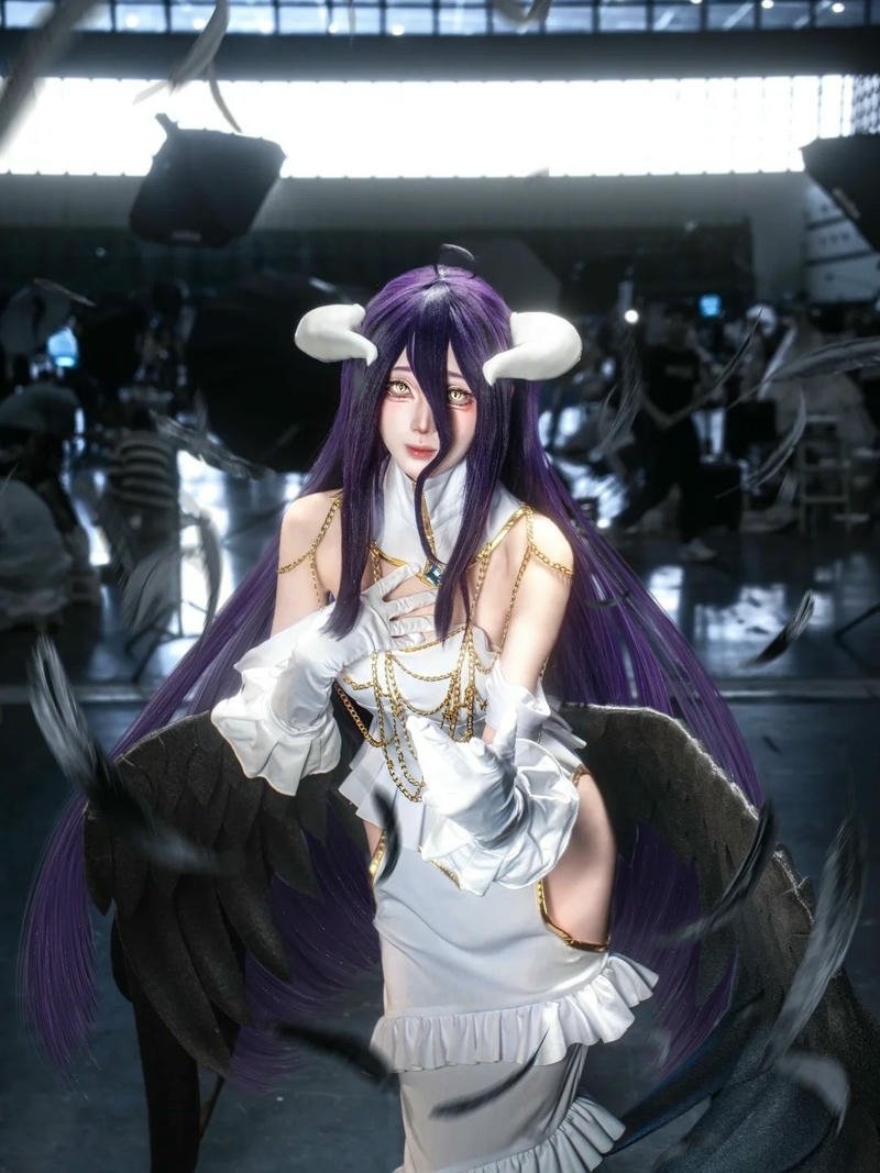 Albedo cosplay váy đen ngồi trên ghế cao sang trọng