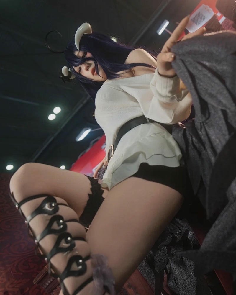 Albedo cosplay váy ngắn ngồi khoe đôi chân dài