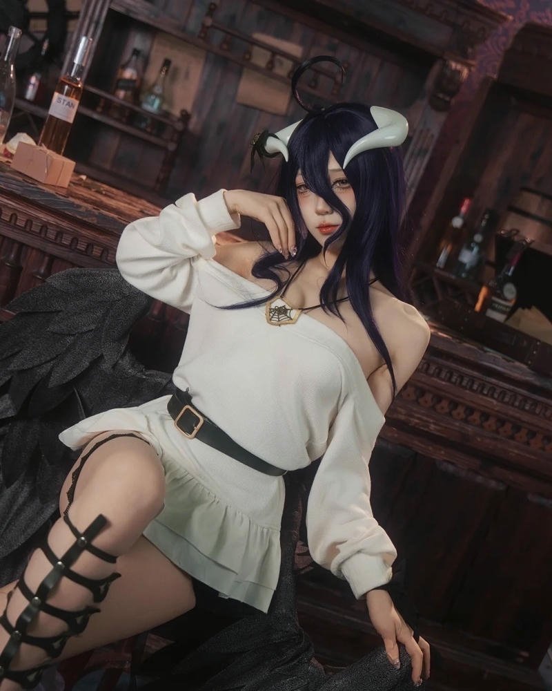 Albedo cosplay váy ngắn ngồi trên sàn nhà bằng gỗ