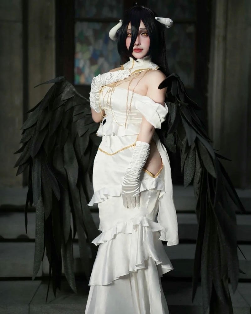 Albedo cosplay váy trắng cánh đen đứng thẳng toàn thân