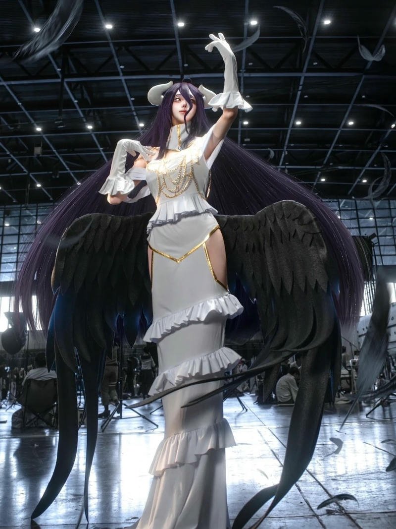 Albedo cosplay váy trắng đứng trên bục đá cao
