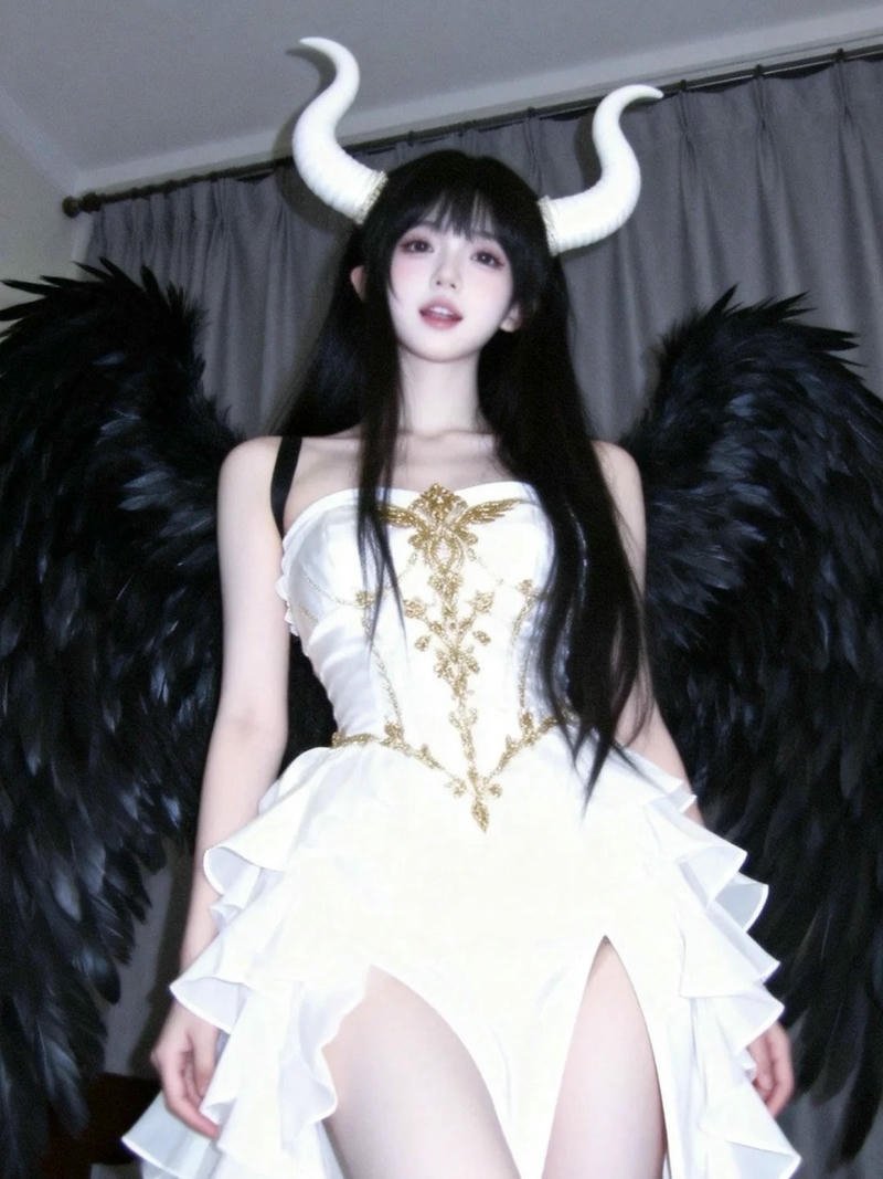 Albedo cosplay váy trắng đứng trong không gian giống nhà thờ