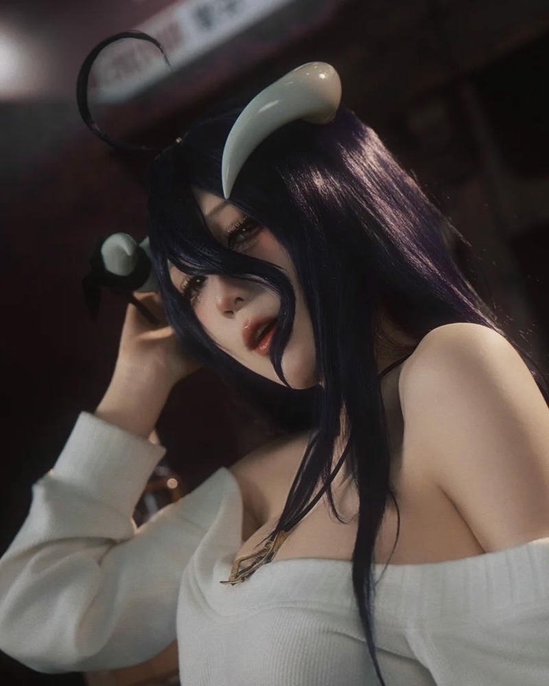 Albedo cosplay váy trắng hở vai quyến rũ nhìn nghiêng