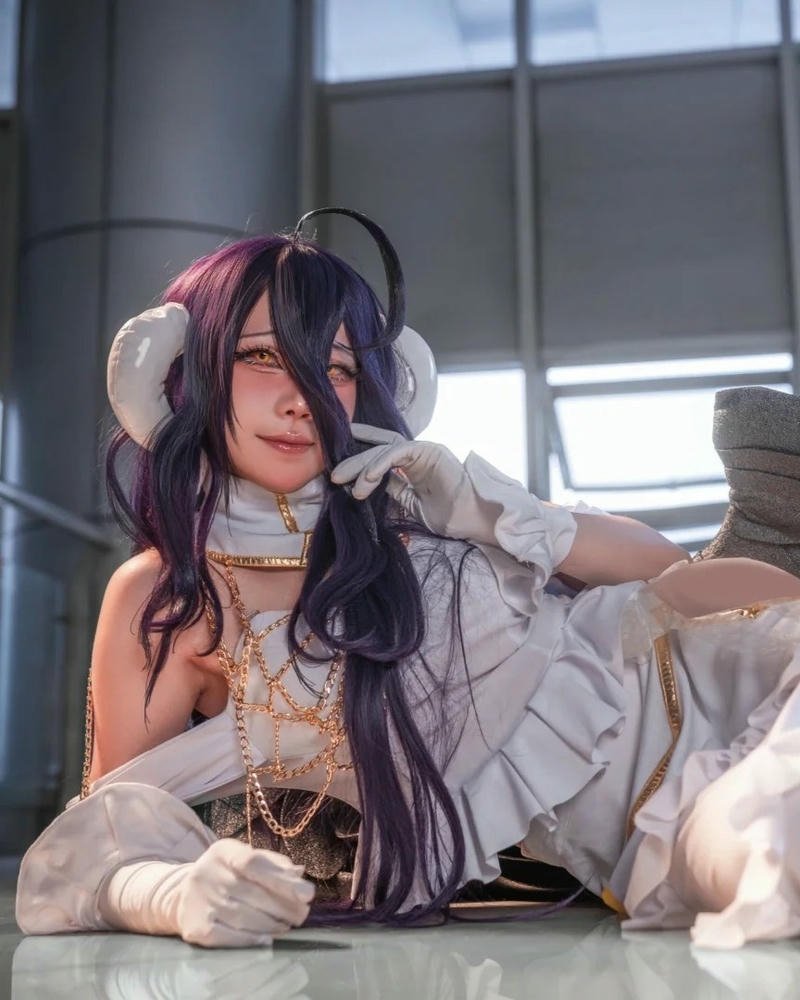 Albedo cosplay váy trắng nằm nghiêng người tạo dáng