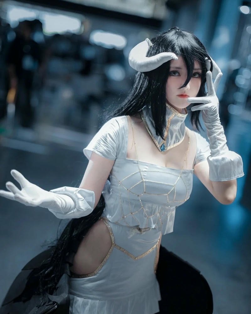 Albedo cosplay váy trắng tay ngắn tạo dáng nhẹ nhàng