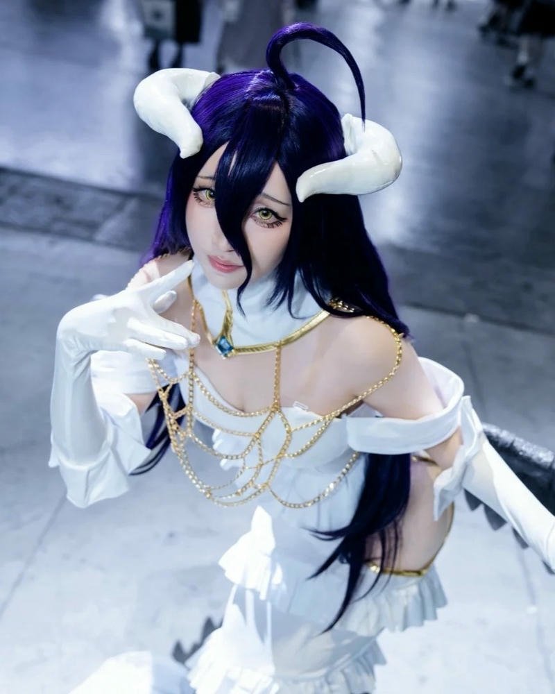 Albedo đẹp váy trắng ngồi góc cao nhìn xuống dưới