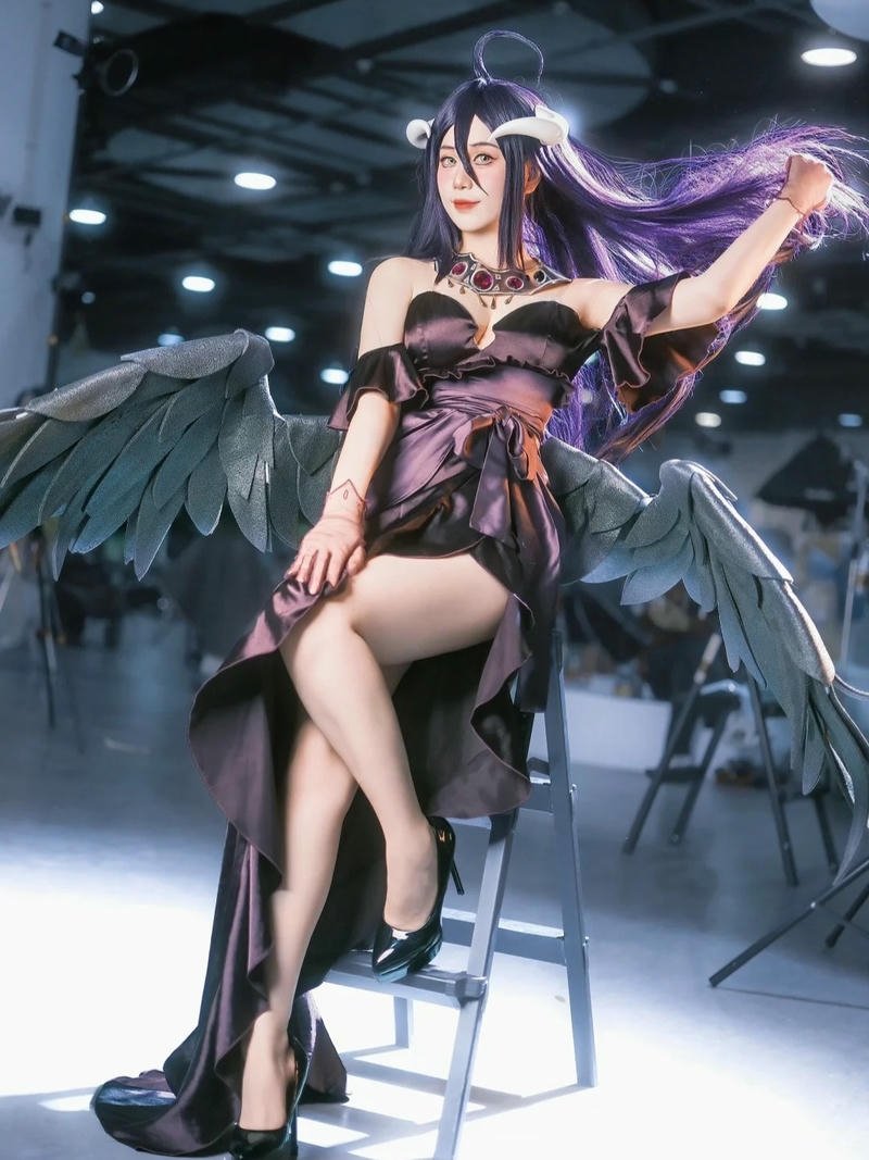 Albedo quyến rũ váy đen ngồi trên ghế cao tạo dáng