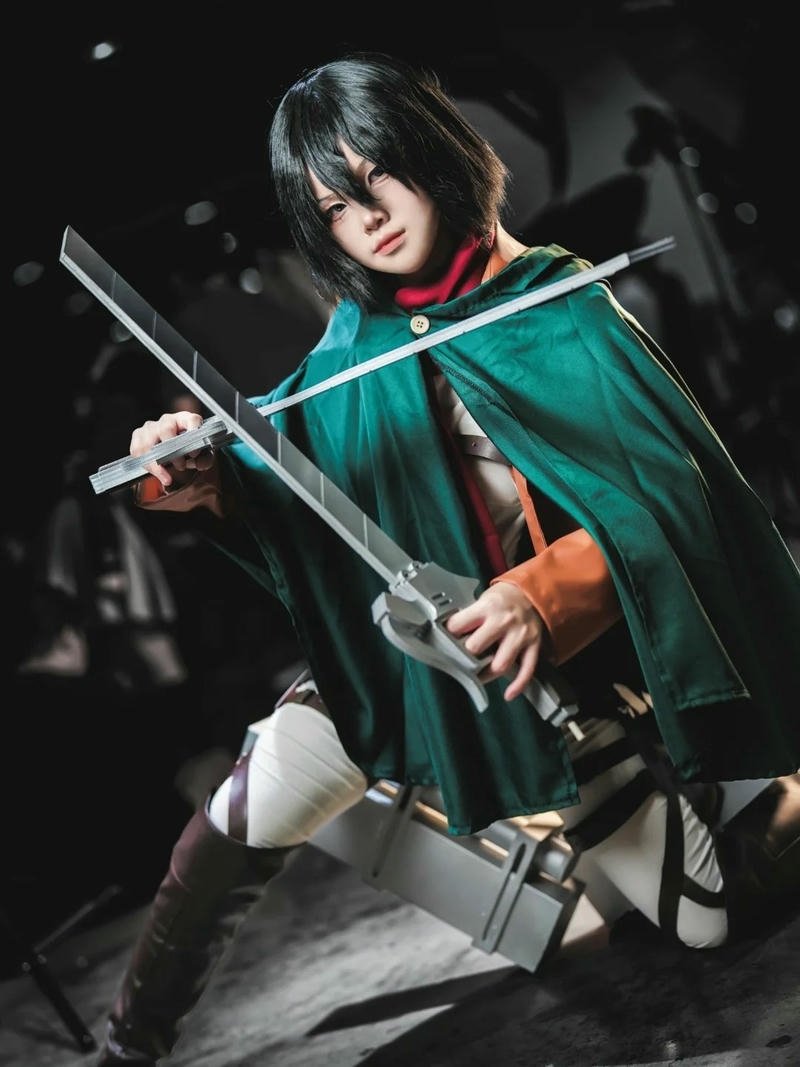 Ảnh Cosplay Mikasa áo choàng xanh cầm kiếm bóng tối