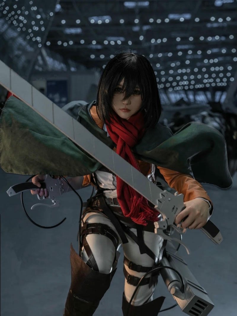 Ảnh Cosplay Mikasa áo choàng xanh đứng sự kiện góc nghiêng