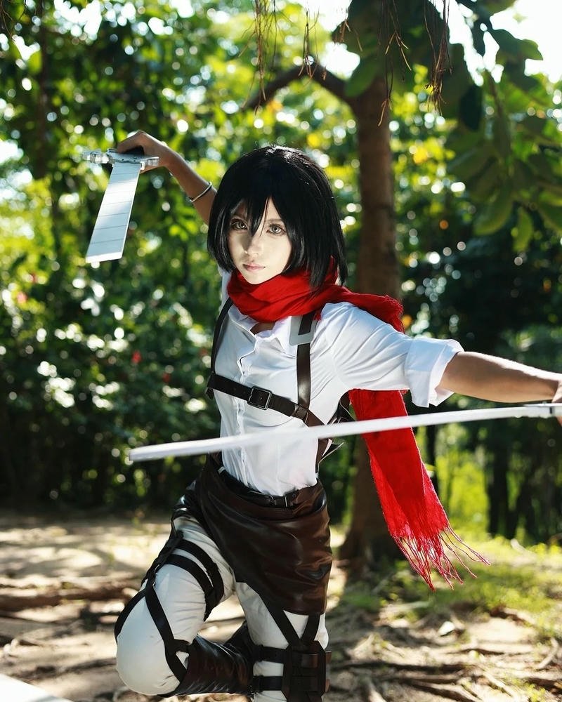Ảnh Cosplay Mikasa đứng trong rừng cầm kiếm
