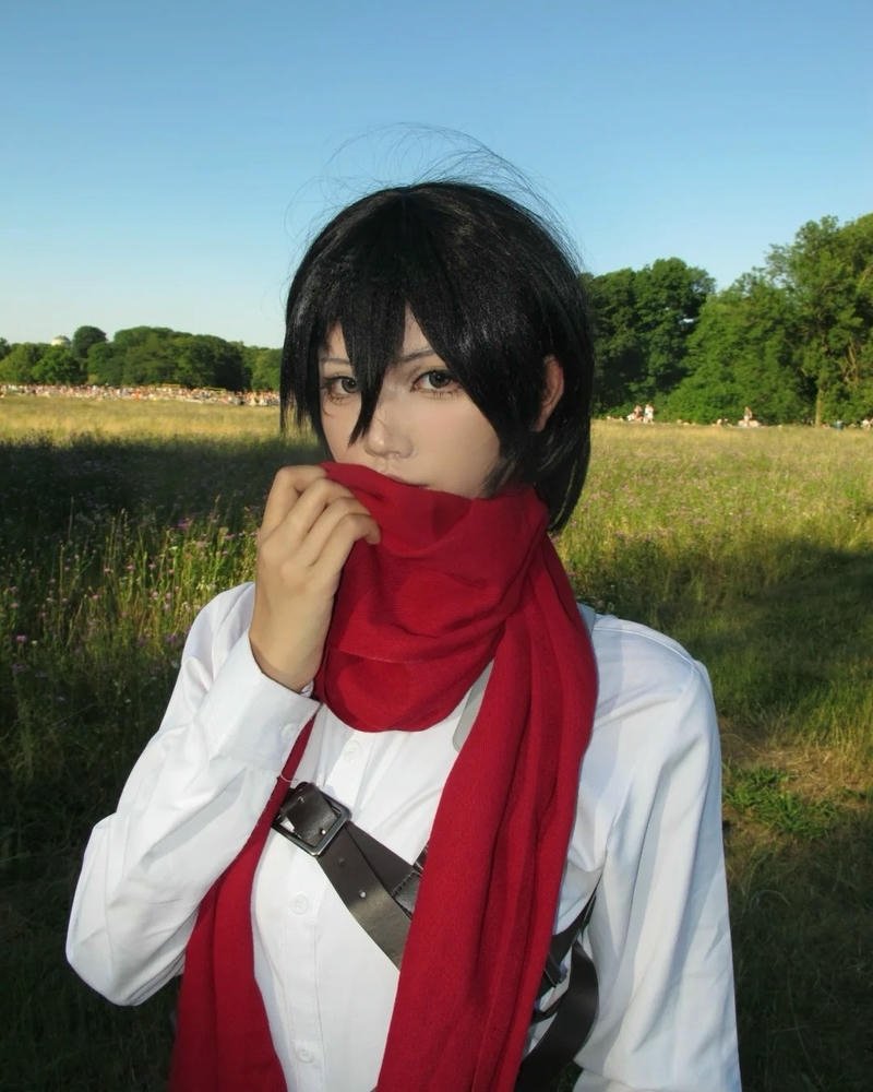 Ảnh Cosplay Mikasa khăn đỏ che mặt dựa cây