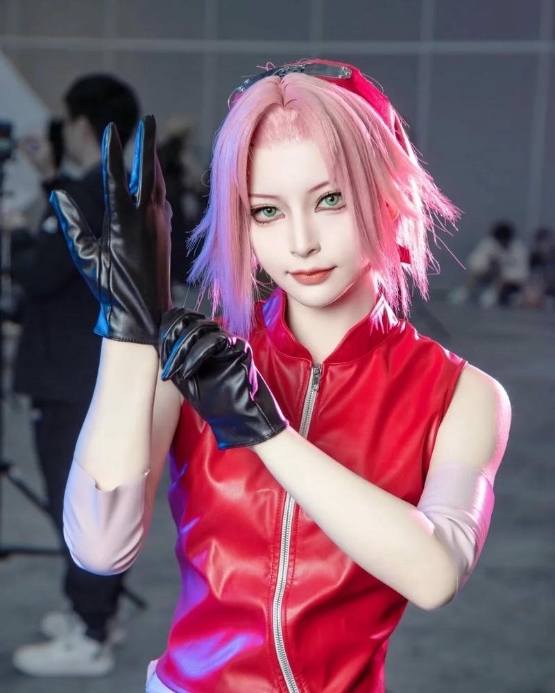 Ảnh Cosplay Sakura đứng giữa sự kiện đông người