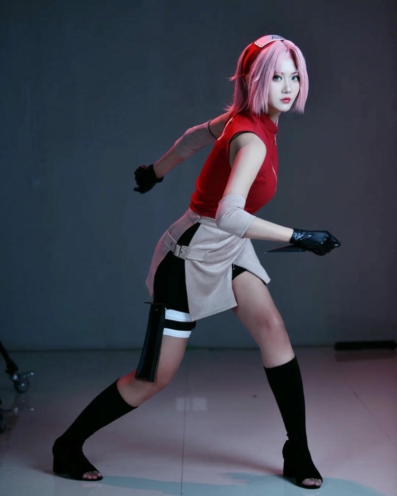Ảnh Cosplay Sakura tạo dáng chiến đấu chân cao
