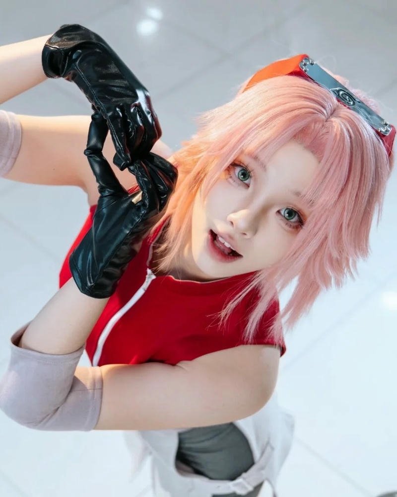 Ảnh Cosplay Sakura tạo dáng tay kết ấn đẹp