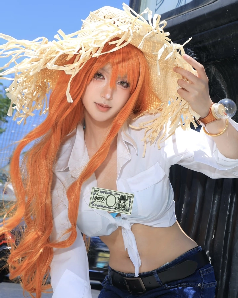 Ảnh Nami cosplay với mái tóc cam đầy quyến rũ