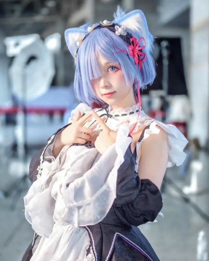 Ảnh Rem cosplay cận mặt với biểu cảm dễ thương