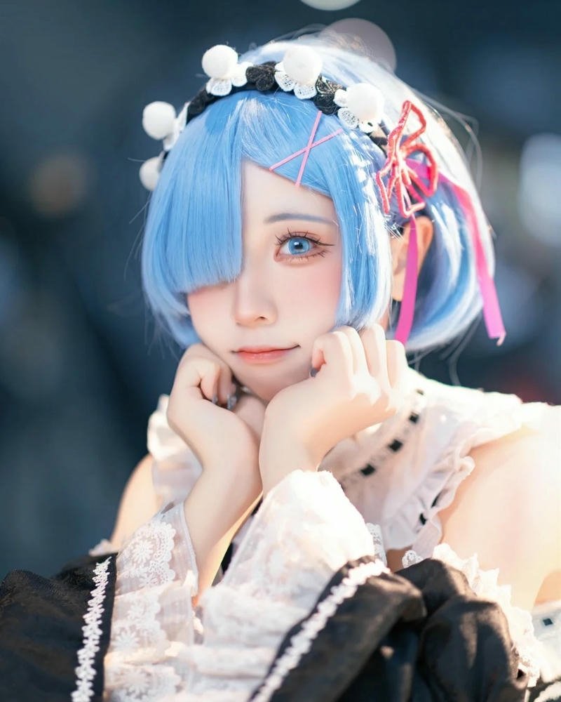 Ảnh Rem cosplay chống tay lên má rất đáng yêu