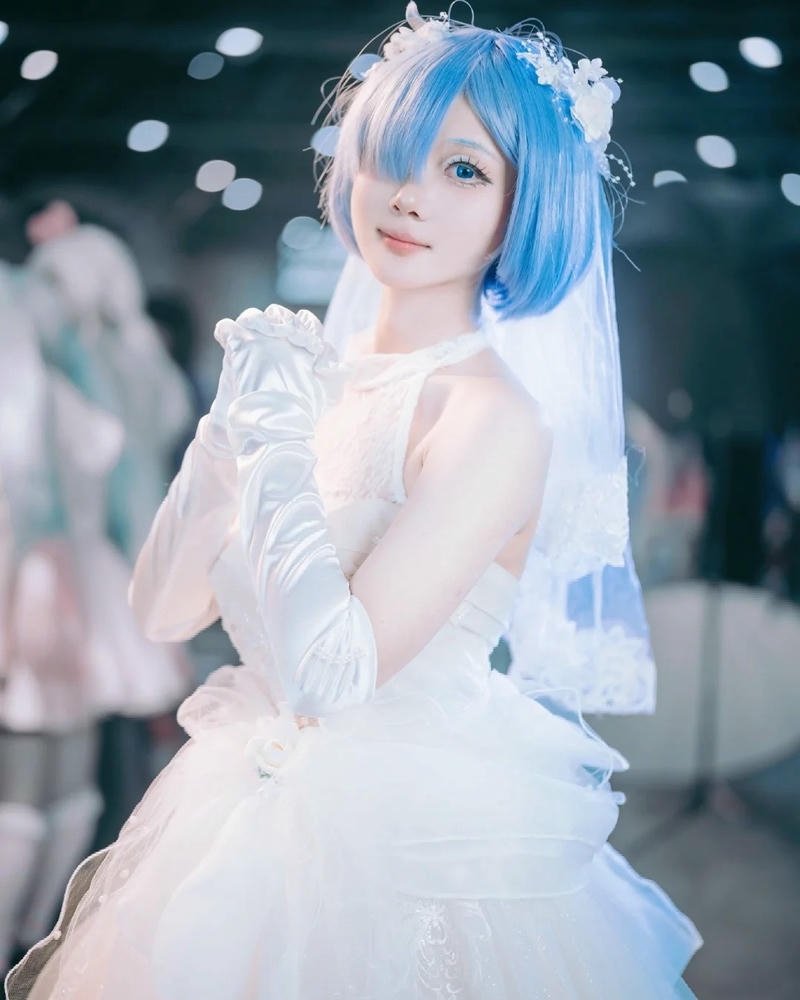 Ảnh Rem cosplay cô dâu cầm bó hoa trắng xinh