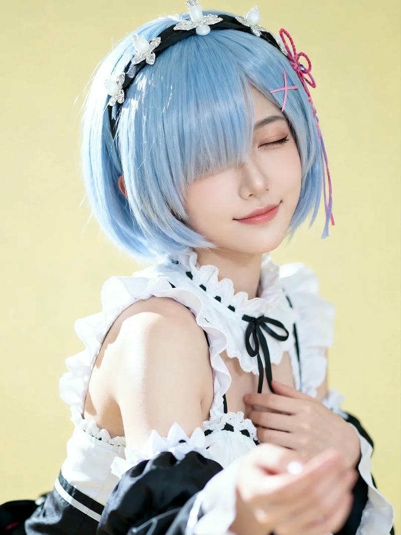 Ảnh Rem cosplay cười tươi rạng rỡ nhìn ống kính