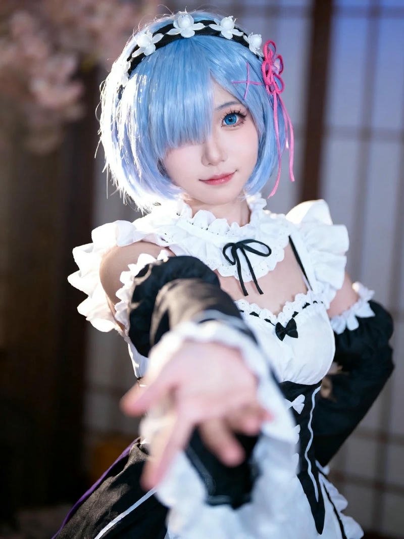 Ảnh Rem cosplay đưa tay về phía trước mời gọi