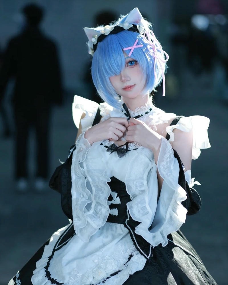 Ảnh Rem cosplay đứng ngoài trời ban đêm lung linh