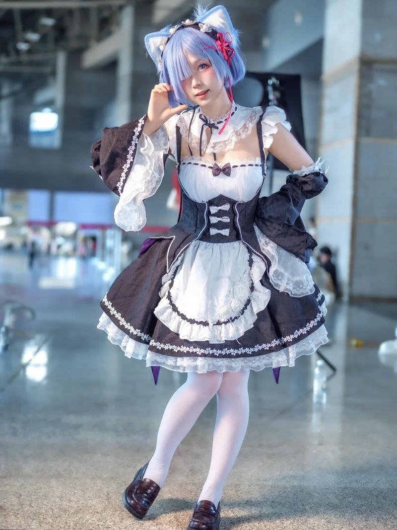 Ảnh Rem cosplay đứng tạo dáng tại sảnh sự kiện