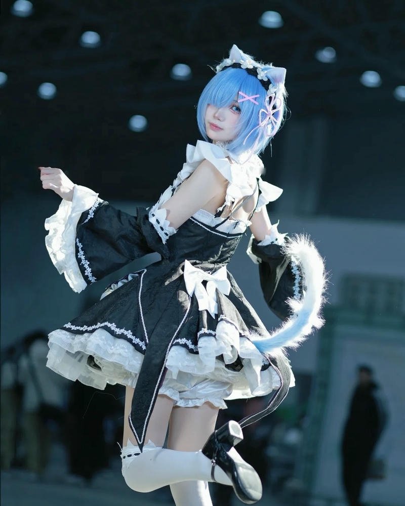 Ảnh Rem cosplay đuôi mèo tinh nghịch giữa hội chợ