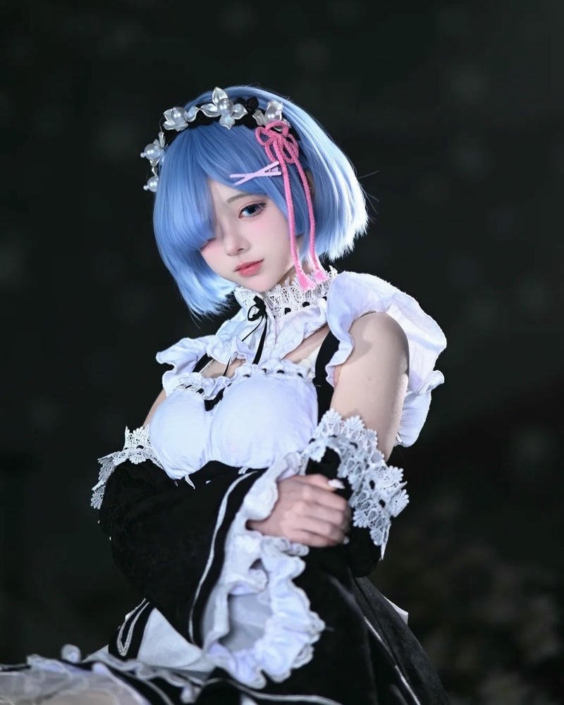 Ảnh Rem cosplay hầu gái đứng quay lưng lại nhìn