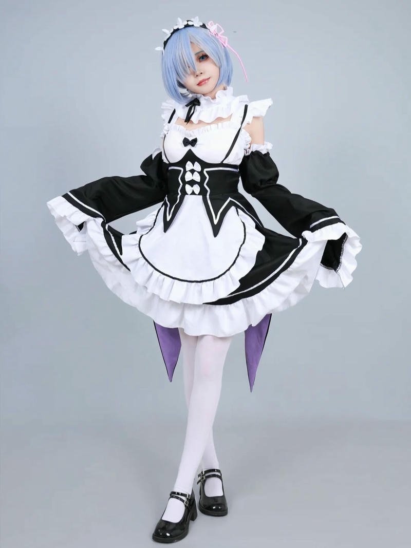 Ảnh Rem cosplay hầu gái đứng thẳng trên nền trắng