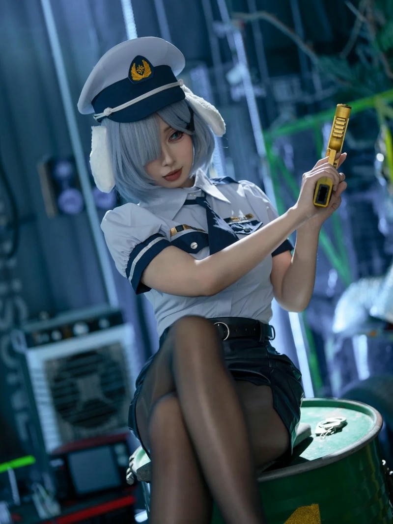 Ảnh Rem cosplay ngồi cầm súng