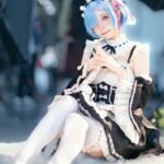 Ảnh Rem cosplay ngồi nghỉ ngơi trên nền nhà sáng