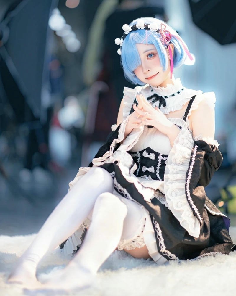 Ảnh Rem cosplay ngồi nghỉ ngơi trên nền nhà sáng