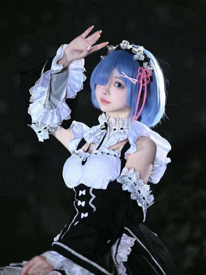 Ảnh Rem cosplay nhìn nghiêng quyến rũ với tóc xanh
