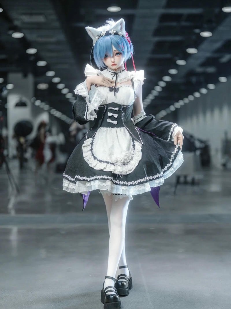 Ảnh Rem cosplay tai mèo đứng tạo dáng dễ thương