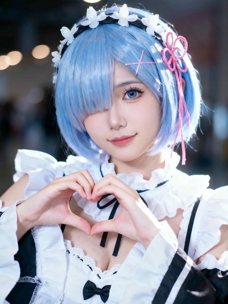Ảnh Rem cosplay tạo hình trái tim bằng tay xinh