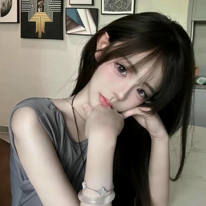 Ảnh avatar cô gái xinh đẹp chống cằm suy tư buồn