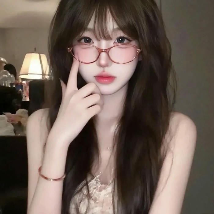 Ảnh avatar gái xinh đẹp đeo kính gọng đỏ cười nhẹ