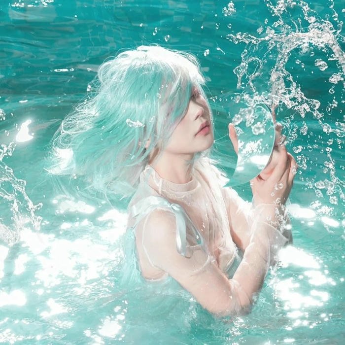Ảnh avatar mỹ nữ xinh đẹp tóc trắng dưới nước ảo diệu