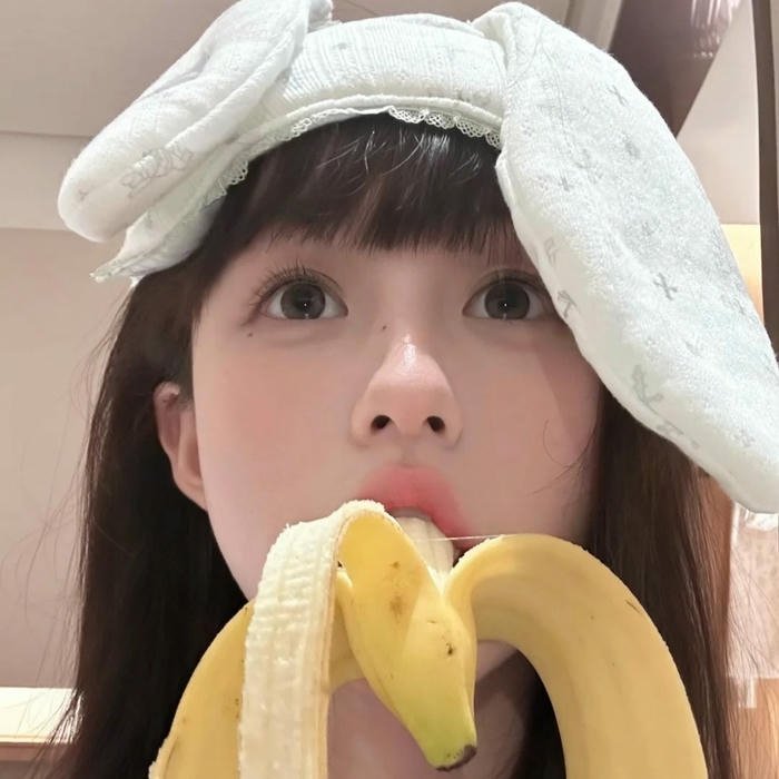 Ảnh avatar quả chuối cute cô gái quấn khăn ăn chuối