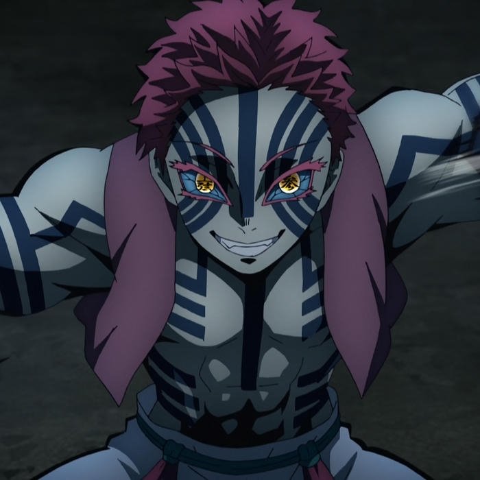 Ảnh bản thể con người của Akaza trong bộ đồ xám