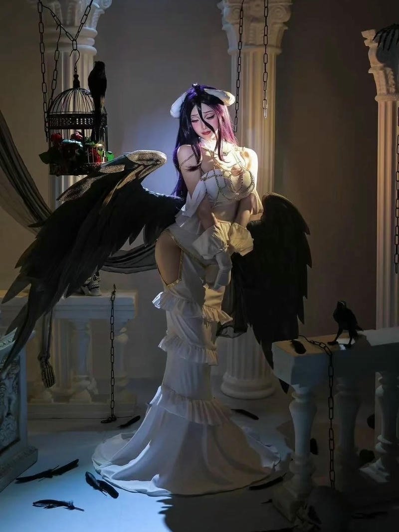 Ảnh cosplay Albedo váy trắng đứng nghiêng người tạo dáng