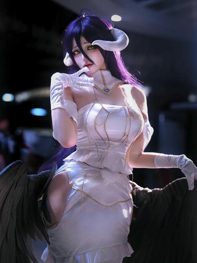 Ảnh cosplay Albedo váy trắng đứng tạo dáng nhẹ nhàng