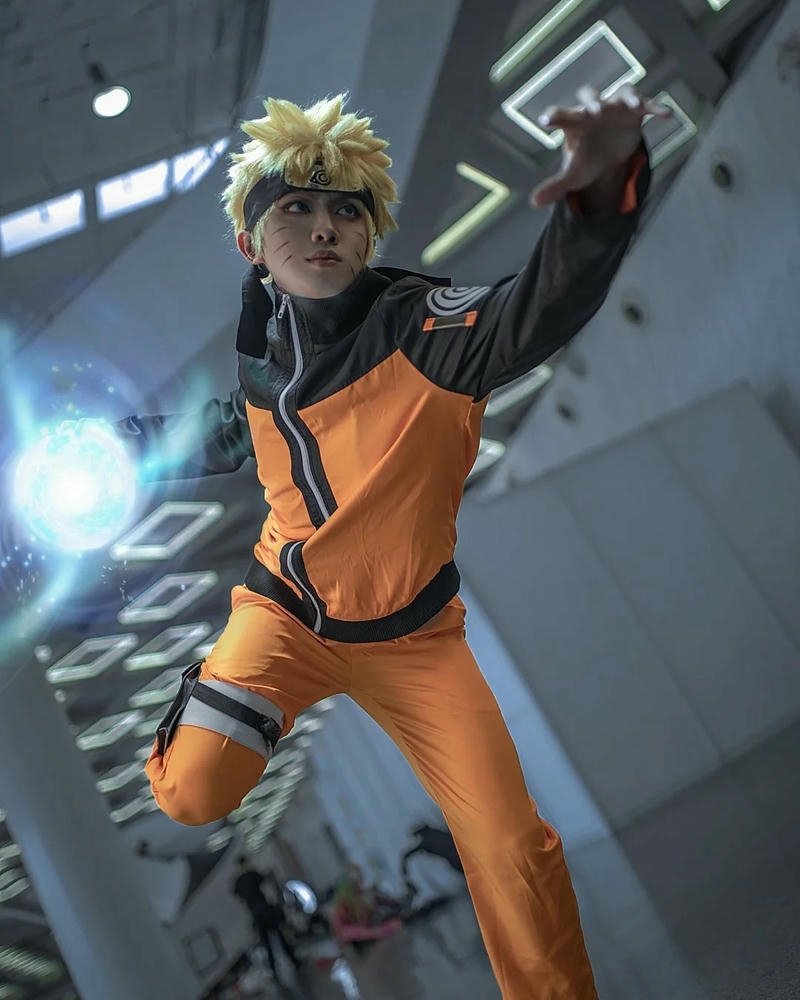 Ảnh cosplay đẹp Naruto nhảy cao trên phố